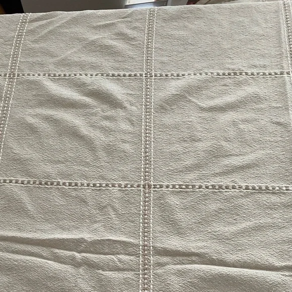 Tan and beige tablecloth 58 x 72 oval. Cotton Blend w/embroidery. EC. - Picture 11 of 14